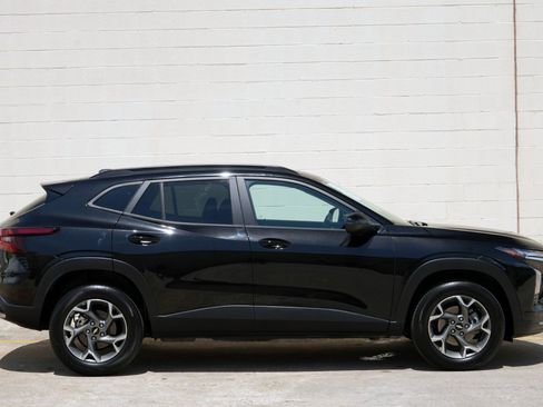 Used 2025 Chevrolet Trax LT w/ LT Convenience Package FWD image 46