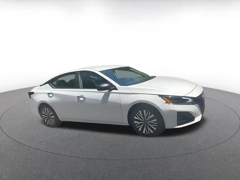 Used 2025 Nissan Altima 2.5 SV FWD image 2