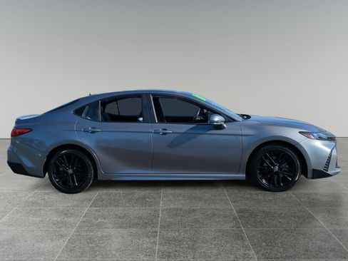 Used 2025 Toyota Camry SE image 6