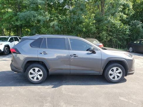 Used 2019 Toyota RAV4 LE AWD/4WD image 2