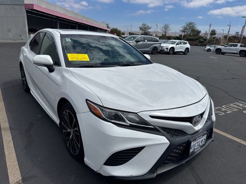Used 2018 Toyota Camry SE w/ Moonroof Package FWD image 1