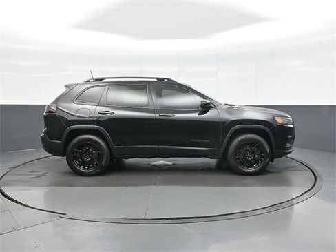 Used 2019 Jeep Cherokee Latitude w/ Cold Weather Group image 8