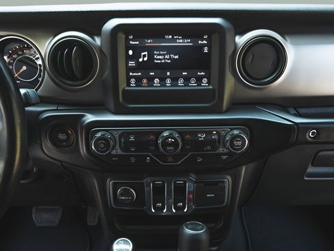 Used 2020 Jeep Wrangler Sport AWD/4WD image 18
