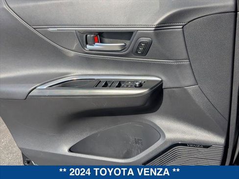 Used 2024 Toyota Venza Limited image 10