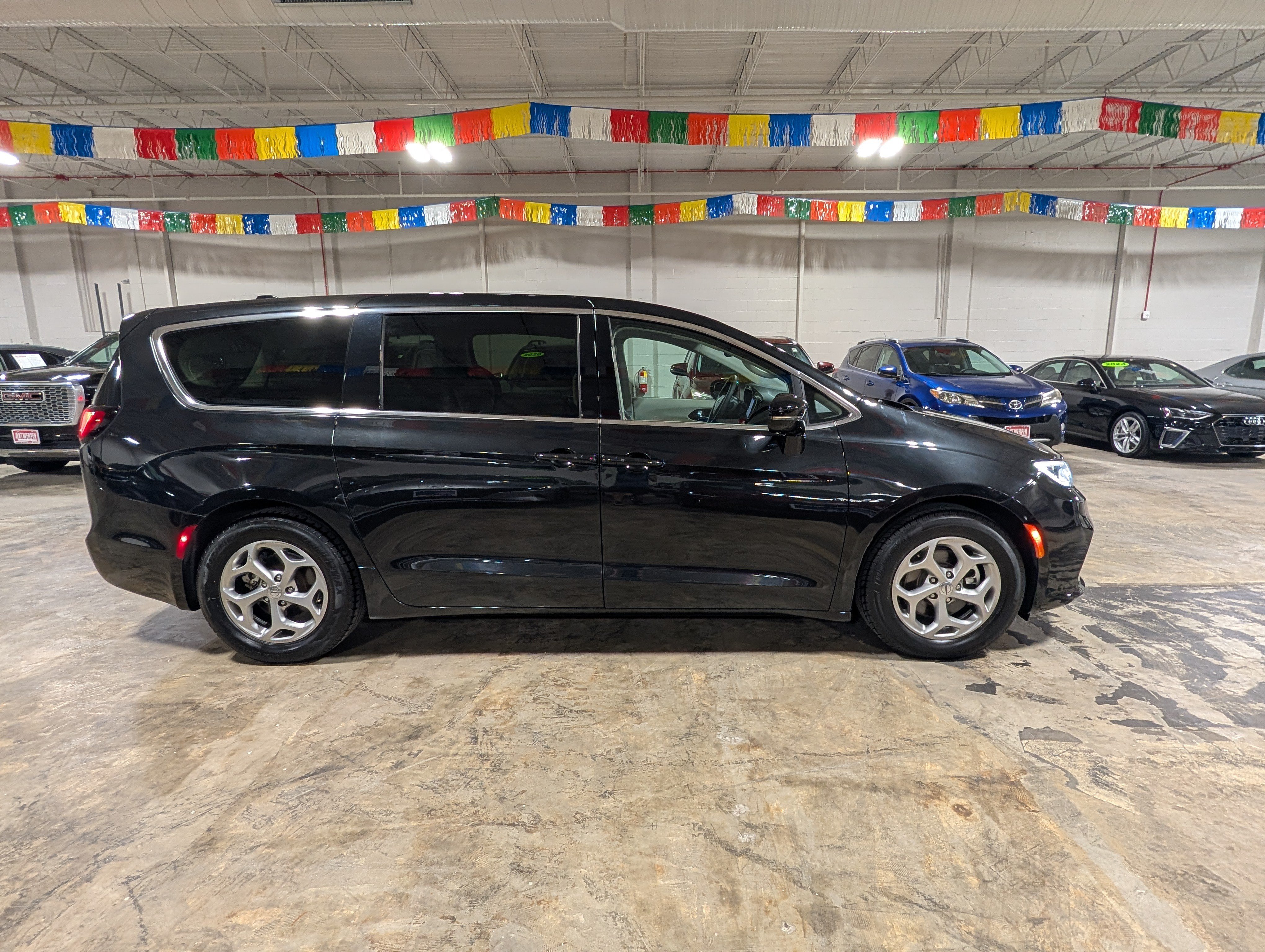 Used 2024 Chrysler Pacifica Limited FWD image 2