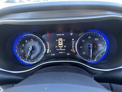 Used 2024 Chrysler Pacifica Touring-L image 24