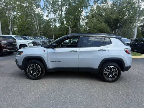 Used 2025 Jeep Compass Trailhawk AWD/4WD image 2