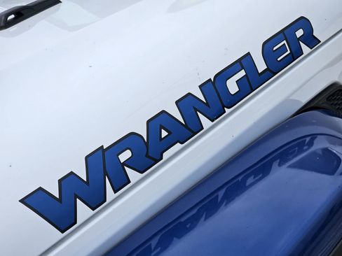 Used 2018 Jeep Wrangler Unlimited Sahara AWD/4WD image 15