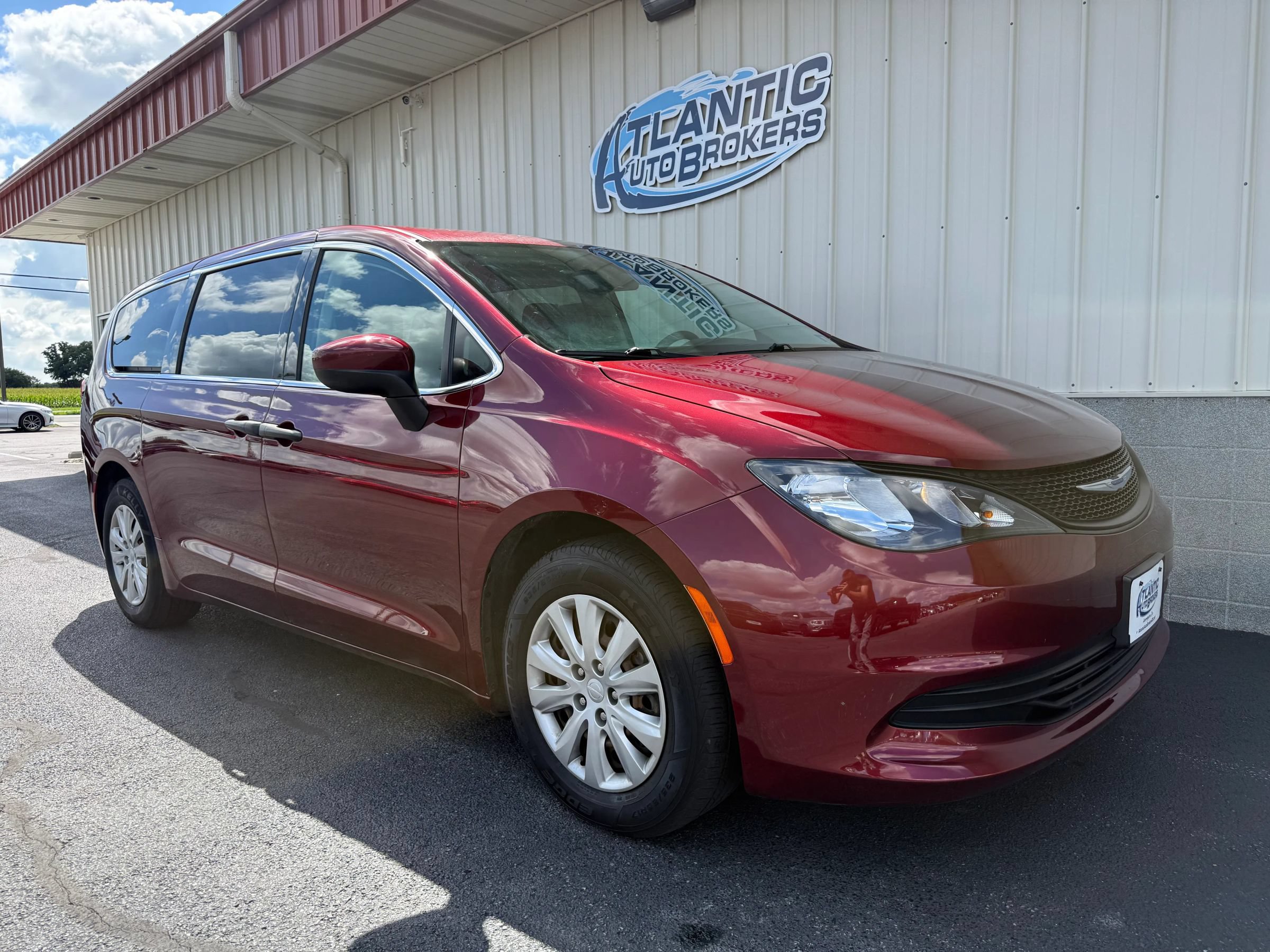 Used 2020 Chrysler Voyager L FWD image 4