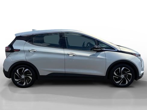 Used 2023 Chevrolet Bolt LT w/ Infotainment Package FWD image 6
