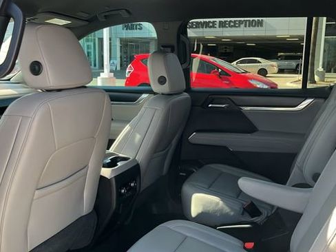 Used 2025 GMC Acadia Elevation w/ Elevation Premium Package FWD image 20