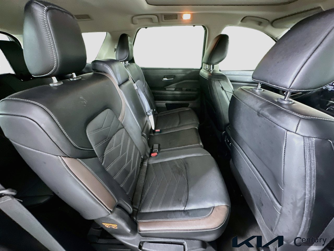 Used 2024 Nissan Pathfinder Platinum w/ Black Appearance Package FWD image 28