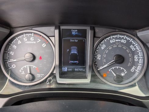 Used 2019 Toyota Tacoma TRD Sport w/ Technology Package RWD image 19