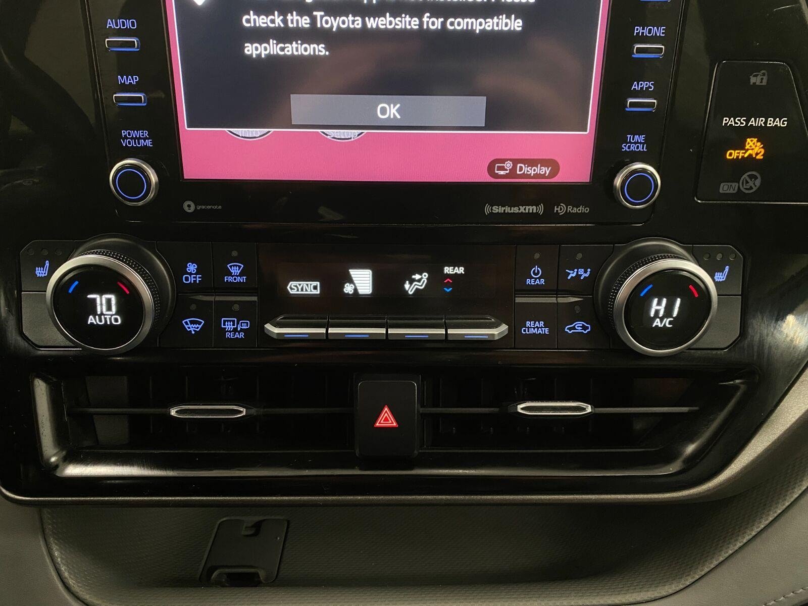 Used 2021 Toyota Highlander XLE AWD/4WD image 25