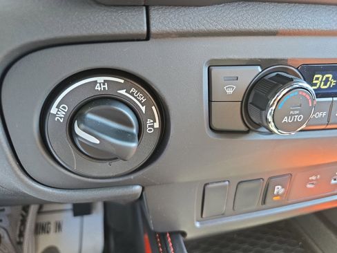 Used 2025 Nissan Frontier PRO-4X image 30