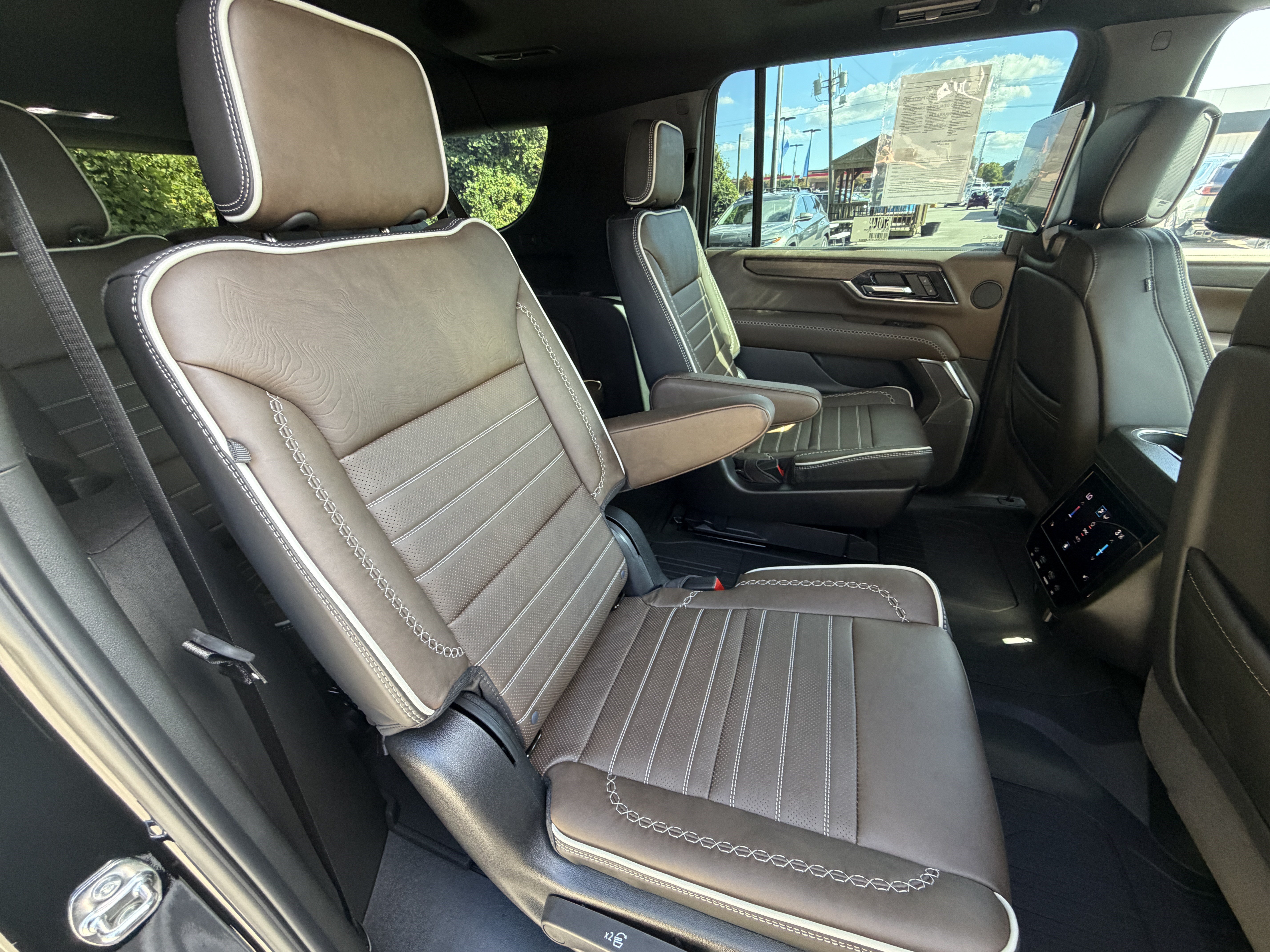 Used 2026 GMC Yukon XL Denali Ultimate w/ LPO, Illumination Package AWD/4WD image 23