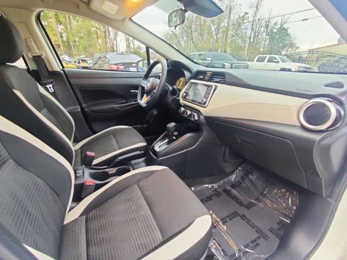 Used 2022 Nissan Versa SV image 6