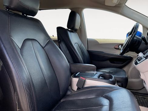 Used 2019 Chrysler Pacifica Touring-L Plus FWD image 15