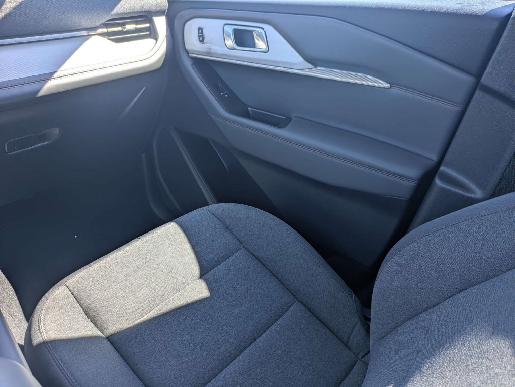Used 2025 Ford Explorer Active AWD/4WD image 18