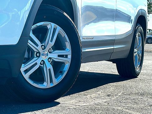 Used 2024 GMC Terrain SLE FWD image 3