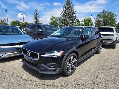 Used 2025 Volvo V60 B5 Cross Country Plus AWD/4WD image 1