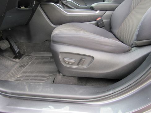 Used 2023 Toyota Highlander L FWD image 15