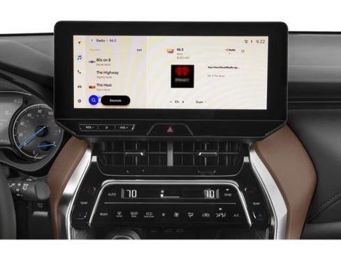 Used 2024 Toyota Venza XLE image 13