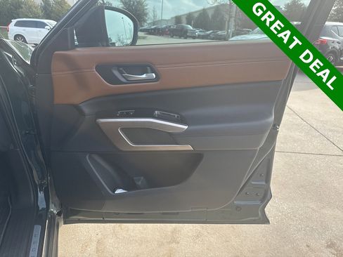 Used 2023 Nissan Pathfinder Platinum image 11