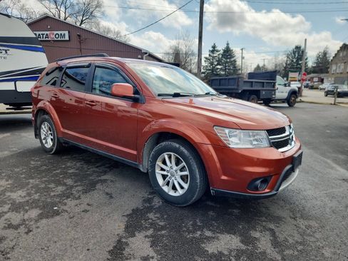 Used 2014 Dodge Journey SXT w/ Flexible Seating Group image 4