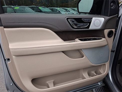 Used 2024 Lincoln Navigator Reserve image 12