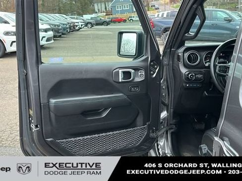 Used 2022 Jeep Wrangler Unlimited Rubicon 4xe AWD/4WD image 9