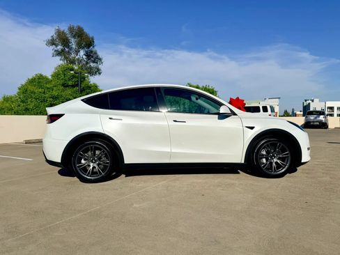 Used 2025 Tesla Model Y Long Range AWD/4WD image 4