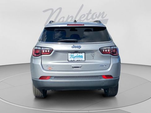Used 2024 Jeep Compass Latitude AWD/4WD image 4