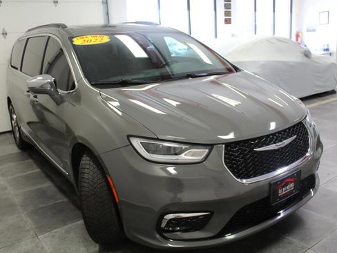 Used 2022 Chrysler Pacifica Limited image 4
