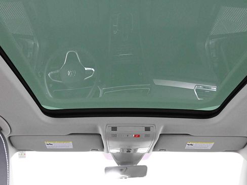 Certified 2024 Volkswagen Tiguan SE FWD image 4