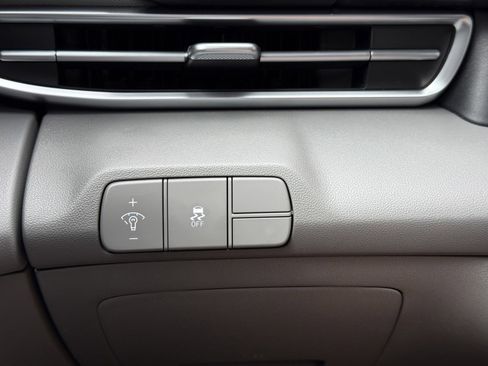 Certified 2025 Hyundai Elantra Sport image 18