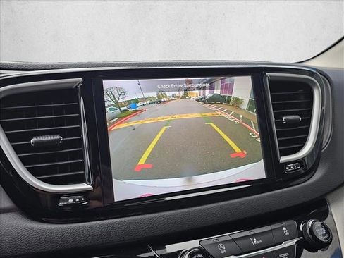 Used 2022 Chrysler Pacifica Touring-L image 26