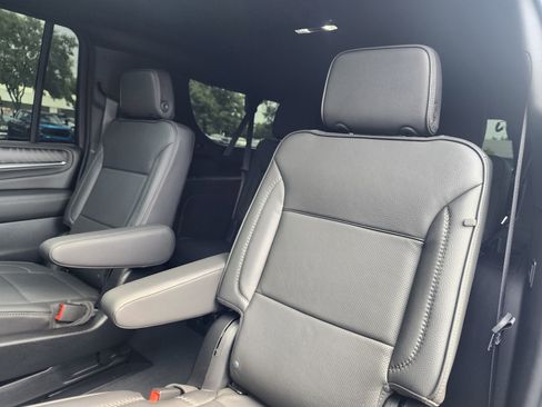 Used 2024 GMC Yukon XL Denali image 14
