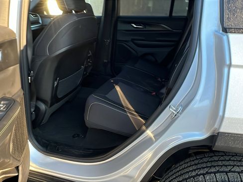 Used 2024 Jeep Grand Cherokee Laredo image 23