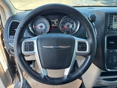 Used 2015 Chrysler Town & Country Touring-L w/ Driver Convenience Group FWD image 12