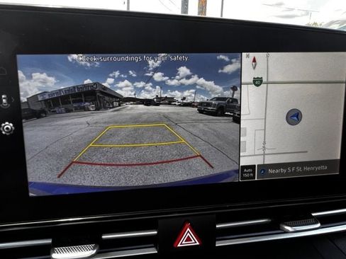 Used 2025 Hyundai Elantra SEL image 11