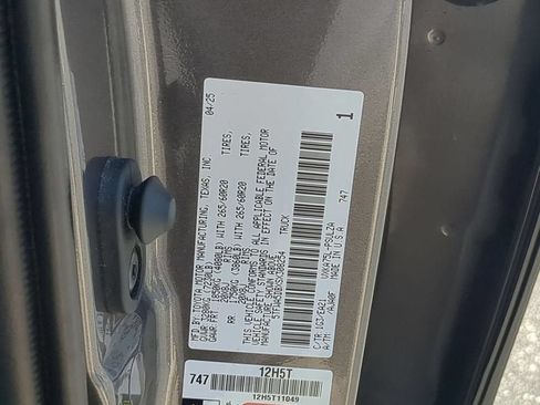 Used 2025 Toyota Tundra Limited AWD/4WD image 38