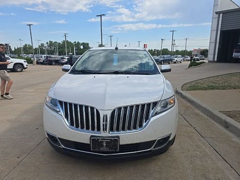 Used 2012 Lincoln MKX FWD image 2
