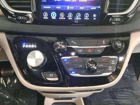 Used 2017 Chrysler Pacifica Touring-L FWD image 23