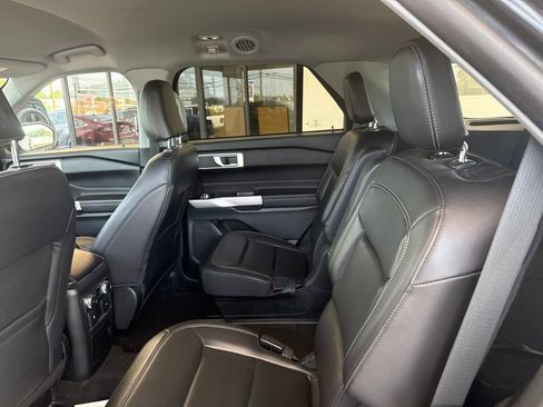 Used 2022 Ford Explorer XLT w/ Equipment Group 202A AWD/4WD image 12