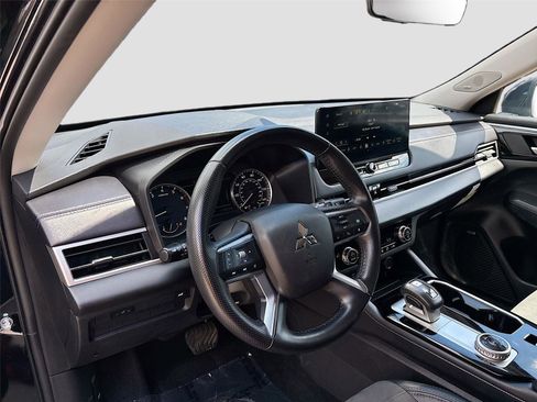 Used 2025 Mitsubishi Outlander SE FWD image 9