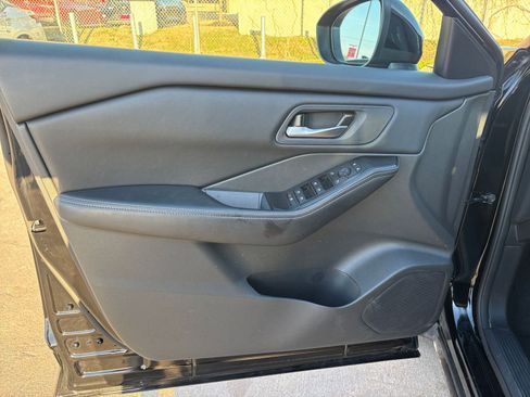 Used 2025 Nissan Rogue SV image 18