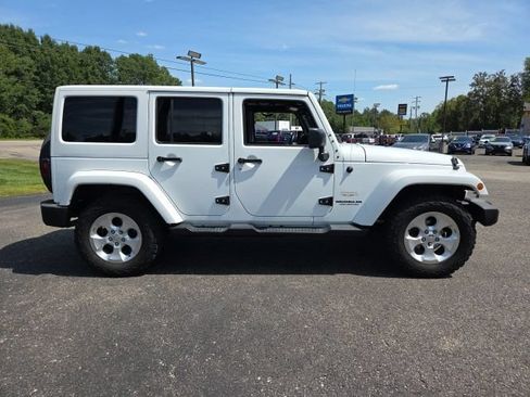 Used 2015 Jeep Wrangler Unlimited Sahara w/ Connectivity Group AWD/4WD image 8