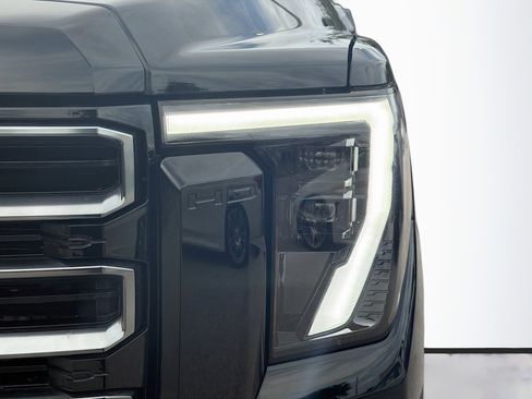 Used 2025 GMC Sierra 2500 AT4 w/ AT4 Premium Plus Package image 9