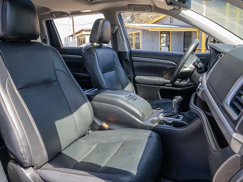 Used 2019 Toyota Highlander Limited image 19